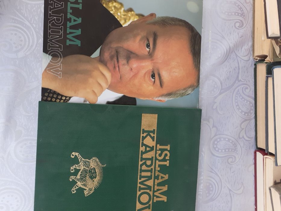 Продаеться разные энциклопедии