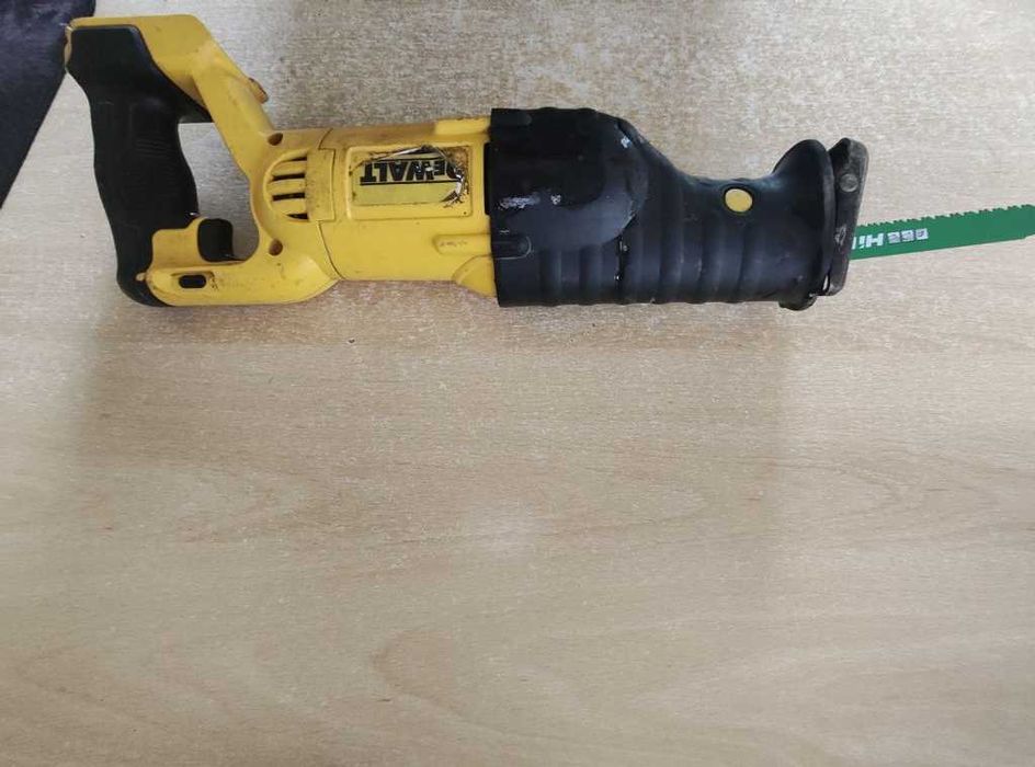 fierastrau dewalt 18v