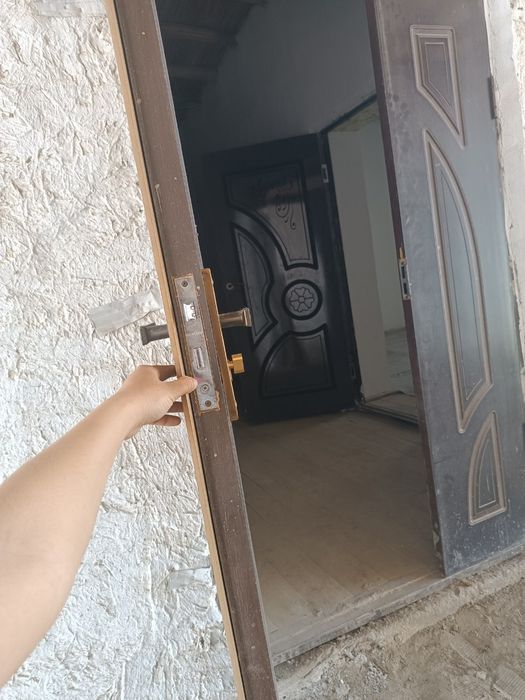 Mol bozor yonida Uy sotiladi.