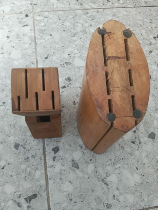2 Suporți din lemn pentru Cuțite in stare bună.