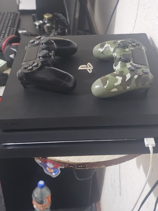 Playatation 4 pro.  Sotiladi