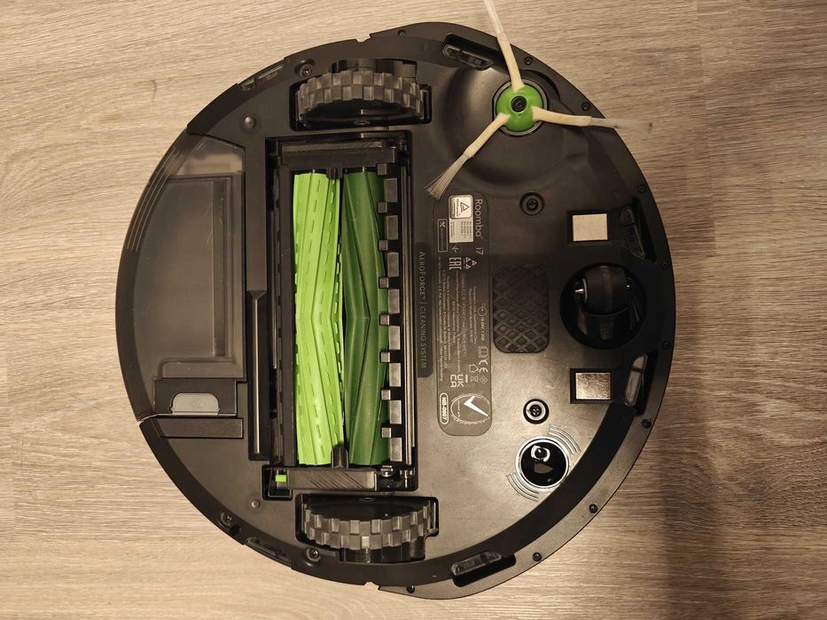 iRobot Roomba i7 (i7156) cu filtre si accesorii