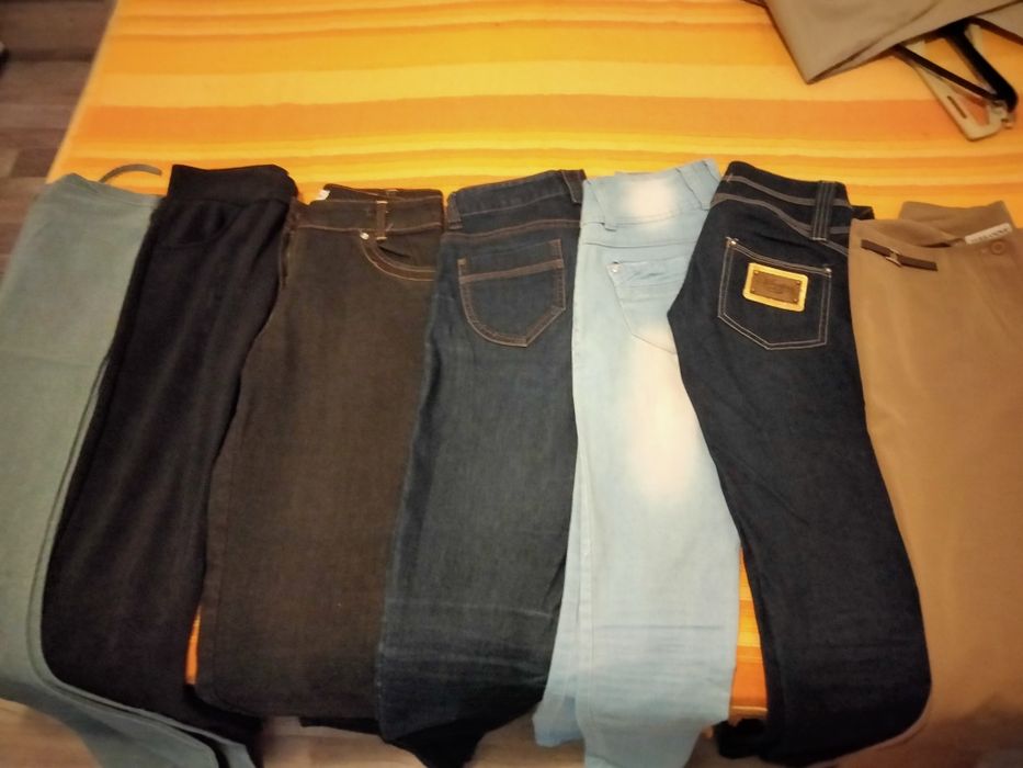 Pantaloni și tricouri la 50 lei două buc.
