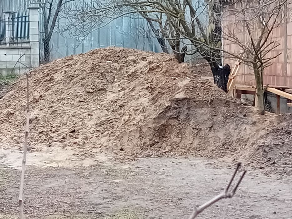 Изкопна пръст песъчливо-глинеста.