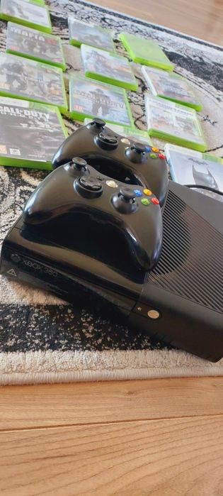 Vând xbox360 cu 2 controlere și 34 de jocuri