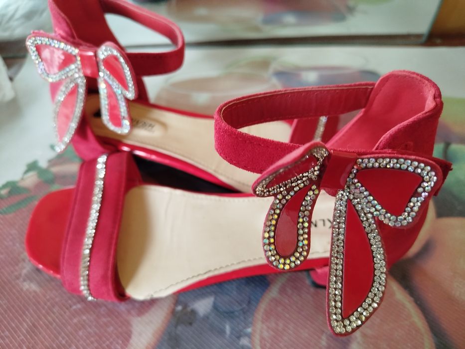 Yosh bolalar oyok kiyimlari sotiladi