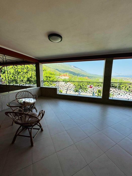 ХОТЕЛ с РЗП 1300 кв.м., работещ, град Карлово