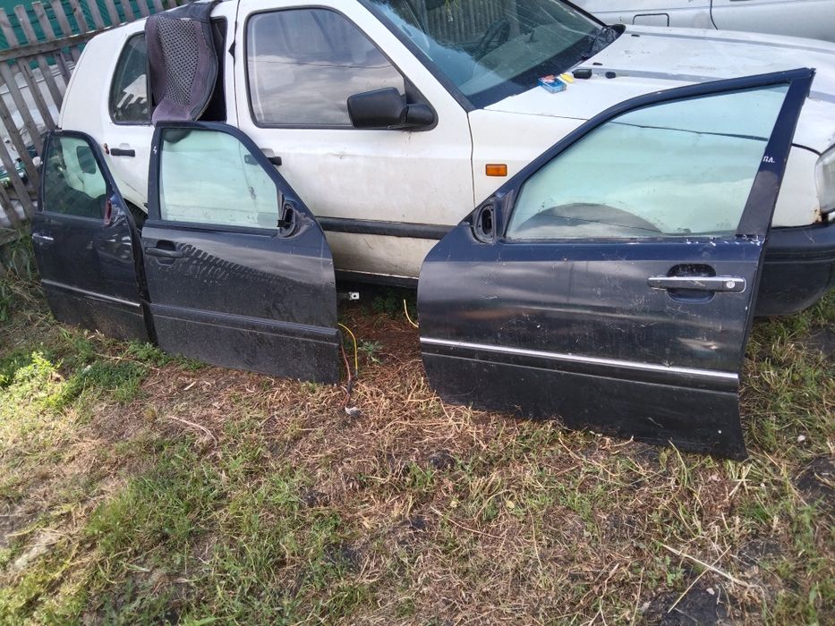 продам двери ,заднии переднии мерс с180.202