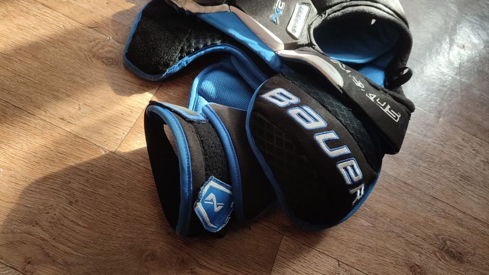 Нагрудник хоккейный размер sr medium.