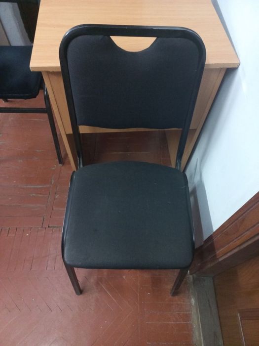 Mustahkam ishlangan stul sotiladi.