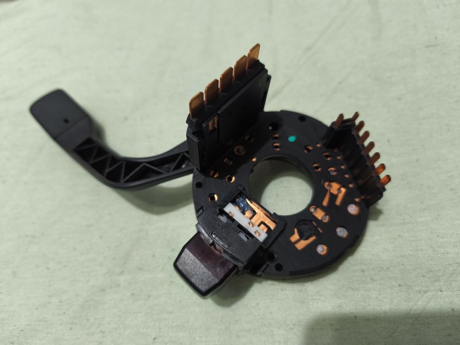 Под рулевой переключатель поворотов