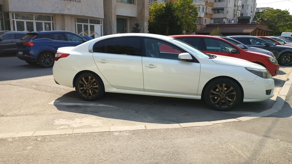RENAULT Latitude