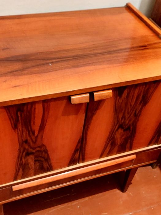 Шикарный, лакированный, в хорошем состоянии шкаф-подставка