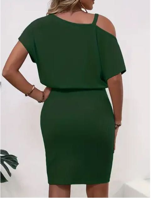 Рокля с верижна украса и прибрана талия3XL