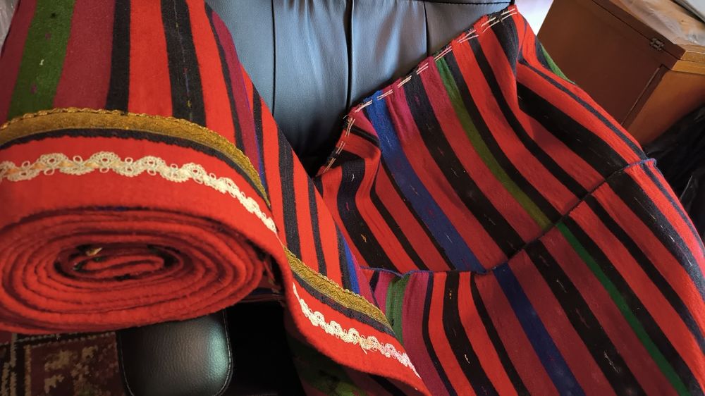 Български национални престилки и възглавници.