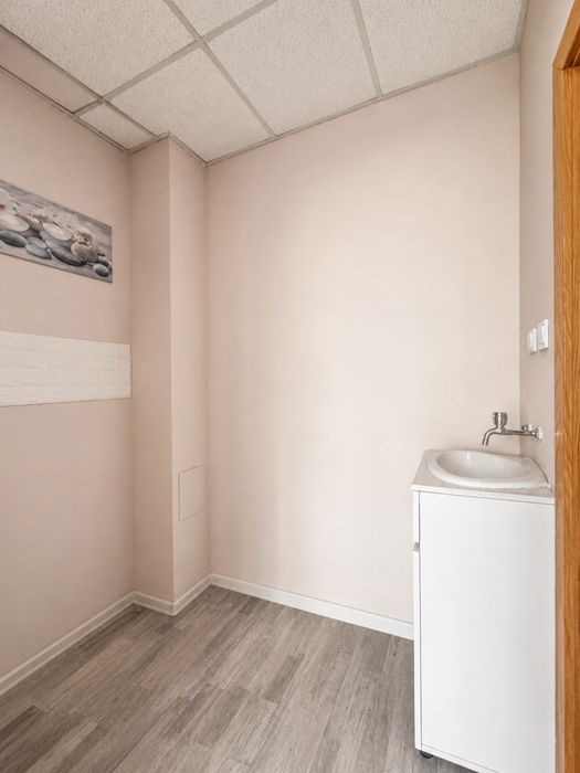 Отдава се търговско помещение 30 м² в центъра на Слънчев Бряг / Sunny Beach, район Автогара.