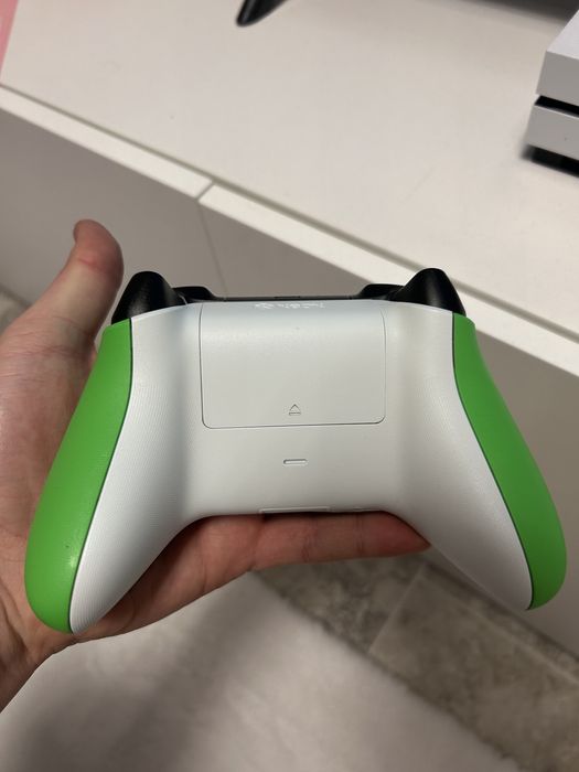 XBOX ONE S  500 GB + Controller