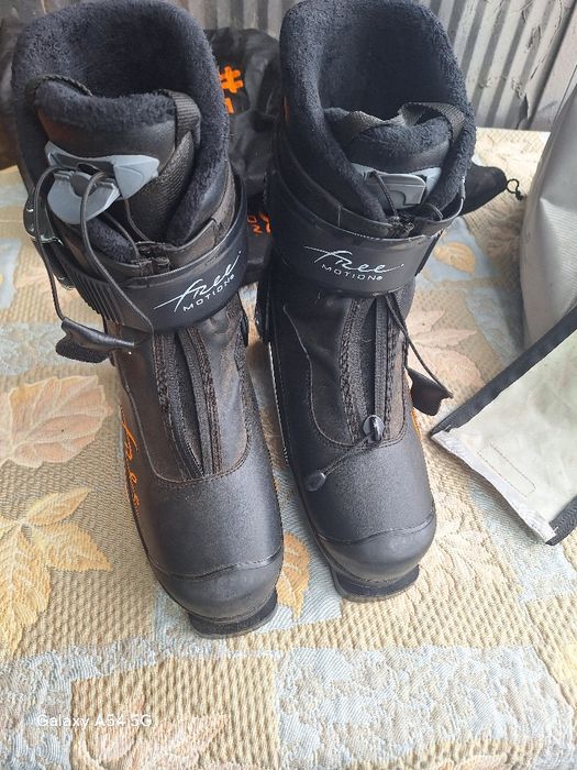 Обувки за ски със практична чанта