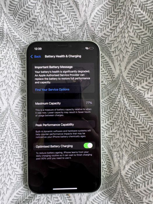 Iphone 12 - зелен + кейс (много запазен)