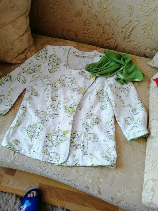 Продам два костюма и платье.