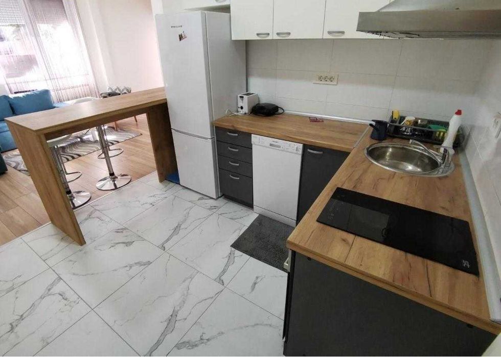 Дава се под наем Двустаен апартамент в Бургас, Център - 68 кв.м за 153 € - Снимка #3