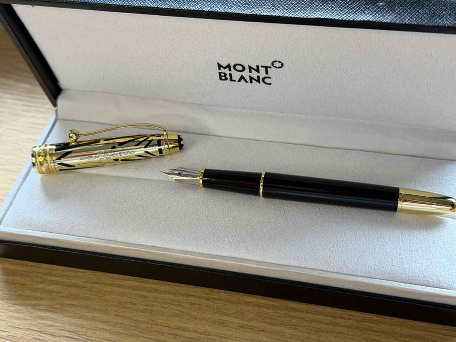 Stilou Montblanc negru si auriu model nou
