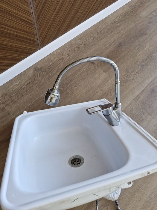 Раковина со смесителем.