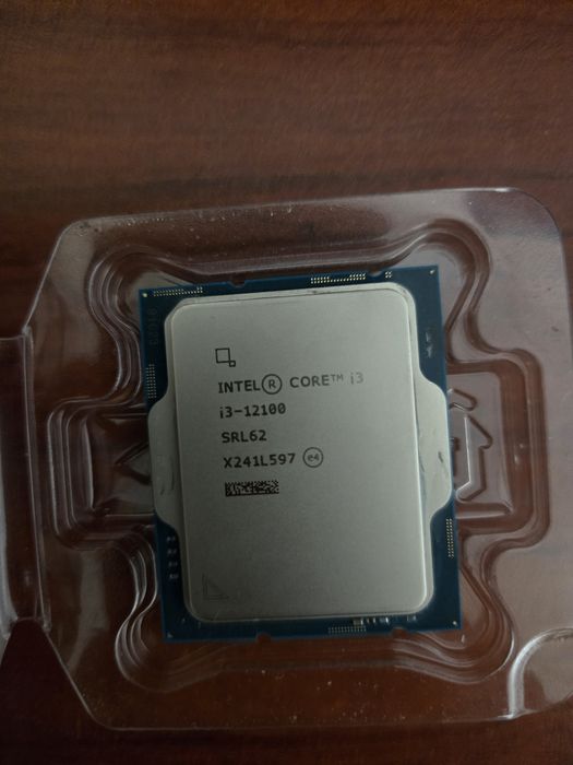 Intel i3 12100 (cu gpu integrat), LGA 1700, stare excelenta