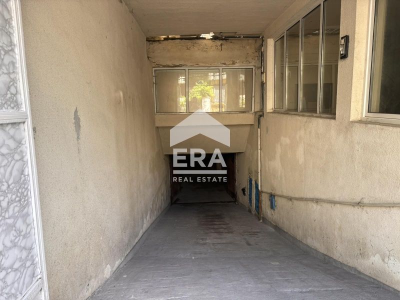 Ексклузивен подземен гараж за продажба, с ток и самостоятелна врата, в