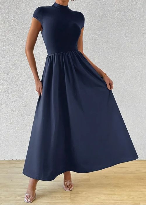 Две дълги в син цвят рокли