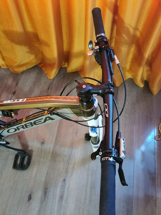 Bicicleta full suspension Fox Orbea occam 29