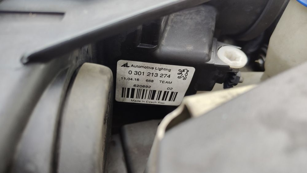Faruri xenon stanga dreapta Peugeot 407 originale