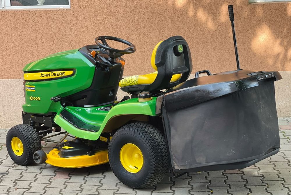 Cositoare de tuns iarba John Deere X 300 R cu Coș  / 603cc / 20 cai putere V- Twin / Recent adus!