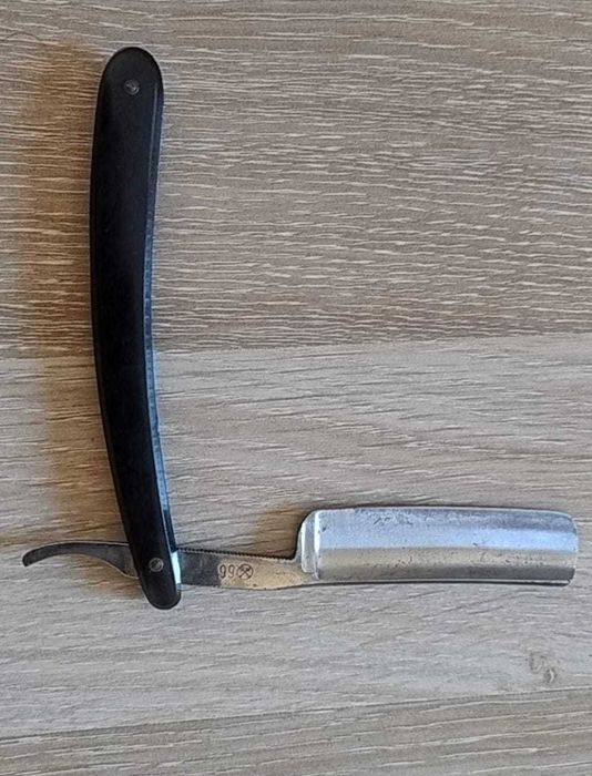 Briciuri Barber Razor no. 66 și cu mâner de lemn