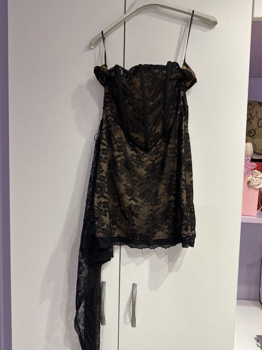 Къса дантелена рокля