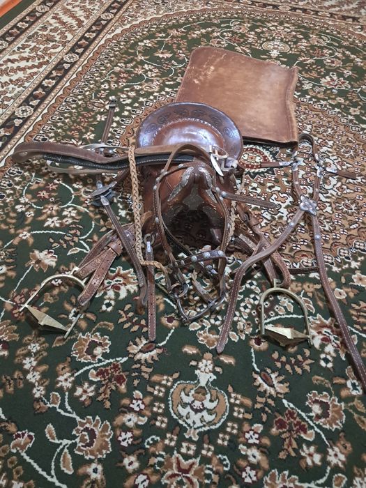 Ер тоқым егар күмістен ыстелвнген