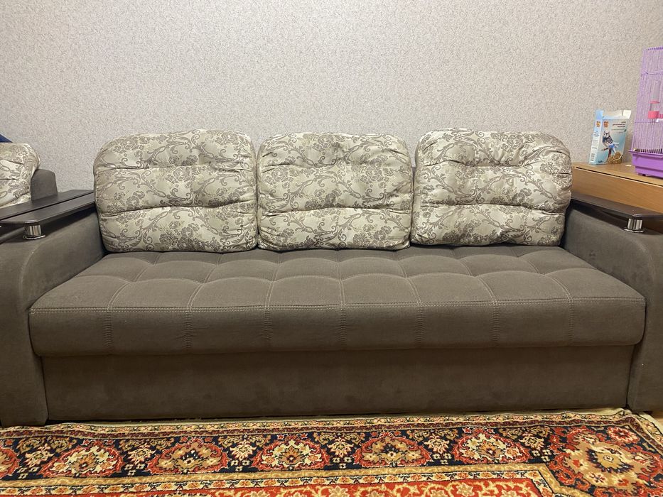 Диван и кресло.