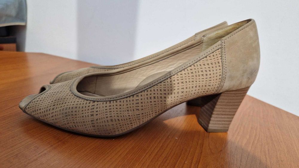 Pantof decupat din piele intoarsa