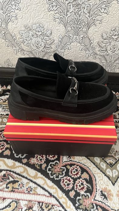 Продам черные лоферы