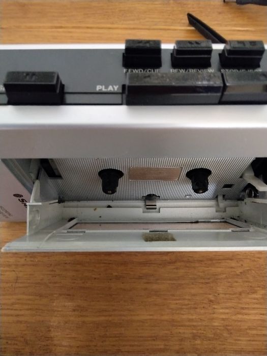 Продавам малък винтидж преносим японски касетофон Sanyo M1010