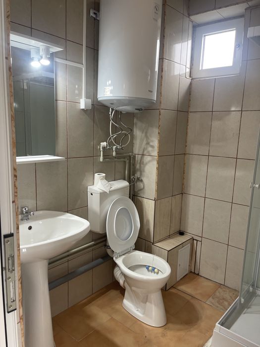 De inchiriat etaj 1si mansarda potrivit pentru sediu firma,coafor,after scool,cazare
