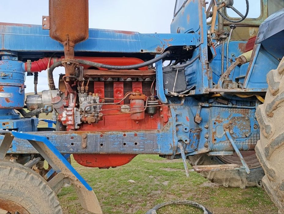 Traktor.  T 28 radnoy karobka , mator ochilmagan . Traktorga javob