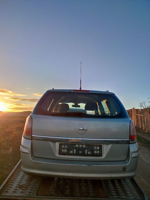Dezmembrez Opel Astra H