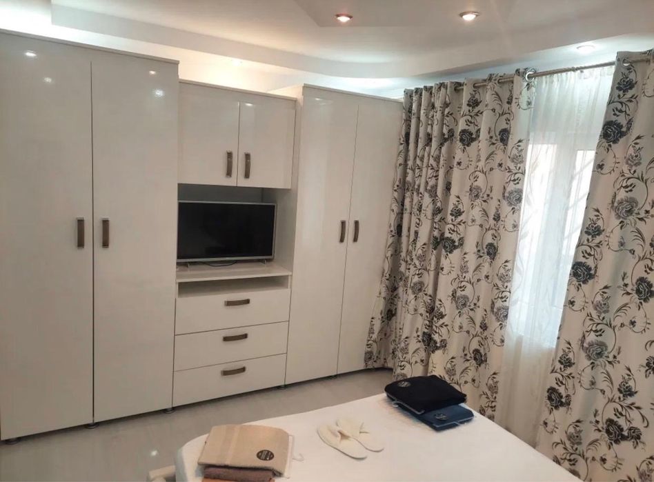 Inchiriez apartament in regim hotelier  2  camere+living mare  Rm sarat  zona centrala parter