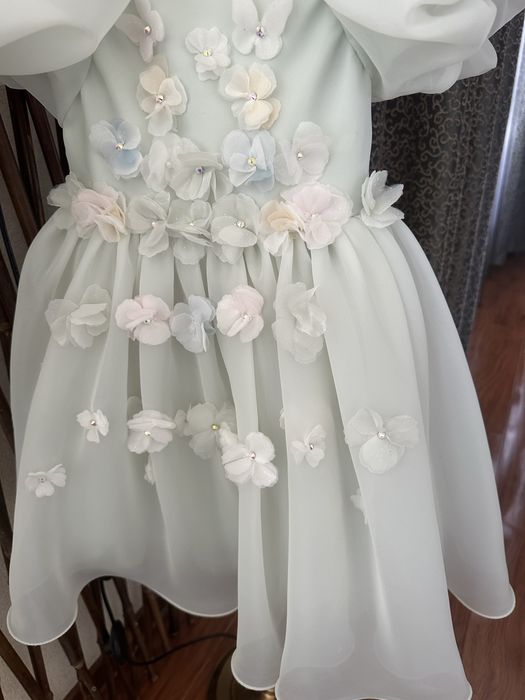 Продам нарядное платье для девочки.