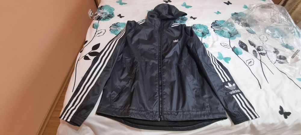 Se vinde geaca Adidas noua marime M