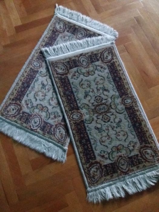 Vand carpete cu/ fara ciucuri, si dormitor