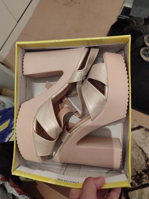 Продам босоножки