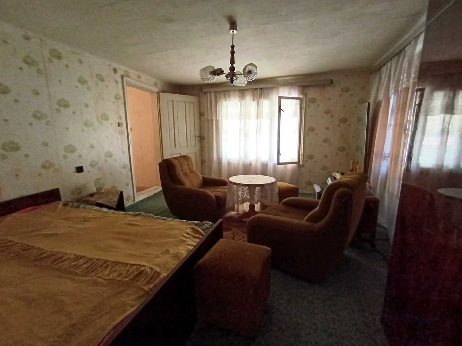 къща с двор в село Яворец