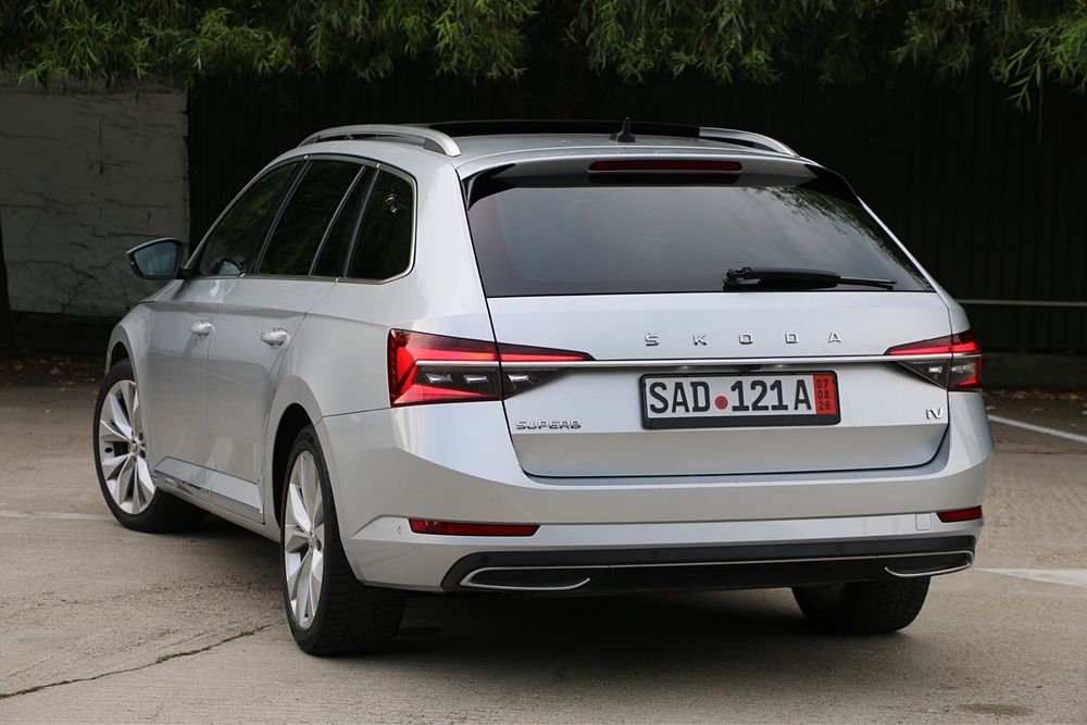 Skoda Superb Skoda Superb LAURIN&KLEMENT  Hybrid 2022 218 CP DSG PANO